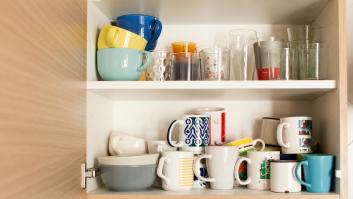 Adiós a las tazas apiladas: el sencillo truco japonés para ahorrar espacio en la cocina