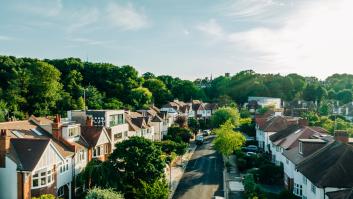 El niño cuela la pelota en el jardín vecino, la pelota vuelve con una nota pegada y empieza el drama