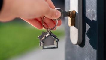 Buscan desesperados una casa para recuperar a su hija y acaban en la calle por caer en la gran estafa inmobiliaria