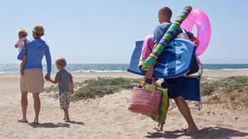 Olvídate de ir cargado a la playa: un carro que se convierte en mesa te soluciona el problema