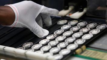 El dueño de la gasolinera inspecciona a fondo la caja registradora y vuelve a casa con 2.800 millones de euros