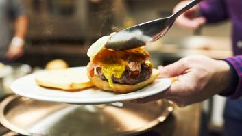 Reciben un pedido de 8 hamburguesas y lo que se encuentra el repartidor al llegar a la casa provoca un cambio para siempre