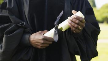 Un estudiante modelo va a recibir su beca esperada y recibe el golpe brutal del director: "Demasiado ambiciosos"