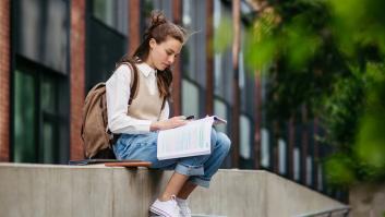 Observan el porcentaje de empleados con carrera en otros países y ven algo de la 'titulitis' en España que traerá cola