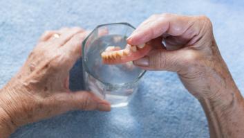 Los científicos descubren una gran conexión entre las dentaduras postizas y la salud mental de personas mayores