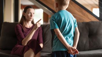 Una madre regaña a su hijo por romper tres botellas en un mes y cuando descubre la razón el giro de guion es total