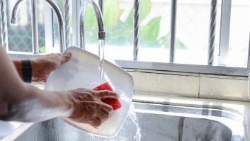 Un exdirectivo con un salario de 170.000 euros al año se jubila y acaba de lavaplatos