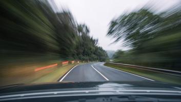Sorprenden a la pareja conduciendo con exceso de velocidad, pero reciben las felicitaciones de la policía en lugar de multa