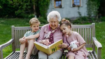 Encuentran una gran diferencia entre las abuelas maternas y paternas en el cuidado de los nietos