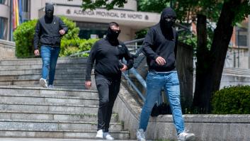 Penas de entre 14 y 22 meses de cárcel y prohibición de ir a estadios para los ultras que colgaron un muñeco de Vinícius