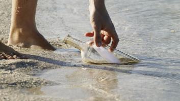 Encuentra un mensaje en una botella, el enigma persiste durante años y el poder vecinal acaba desenmascarando al dueño