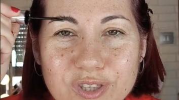 La maquilladora está preparando a la novia antes de la boda, la madre irrumpe en escena y se acaba liando la mundial