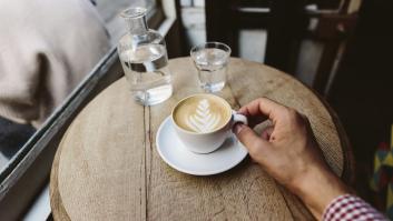 Un británico se para en un bar de Cuenca y lo que le cobran por el café con leche le saca hasta una sonrisa