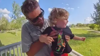 La madre logra escuchar lo que el padre le dice a su hijo gracias a la cámara de la puerta y se queda sin palabras