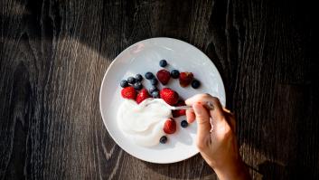 Una nutricionista no puede ser más clara sobre la cena que muchos hacen de sólo fruta y yogur