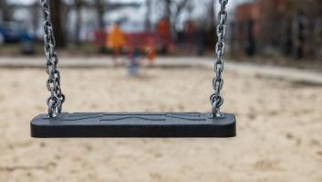 Multan a su hijo de 14 años por ser muy grande para columpiarse y pasa a la acción: "Ponme con el comandante"