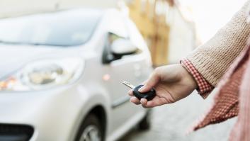 Treinta vecinos de un pueblo se cansan de que el bus solo pase una vez al día y deciden compartir un coche: "La llave está en el bar"