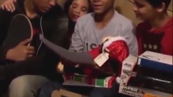 El regalo más emocionante para un niño huérfano: vuelve a escuchar la voz de su madre