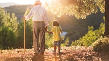 Un psicólogo tiene una explicación por la que algunos abuelos parecen prestar menos atención a sus nietos