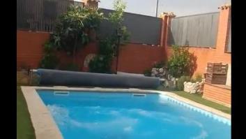 Su padre instala una ducha al lado de la piscina y da para un premio a la creatividad: ojo a dónde lo hace