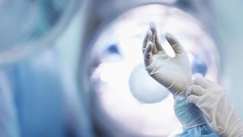 Detenido un cirujano por amputarle cinco dedos a su padre en casa y provocarle la muerte por sepsis