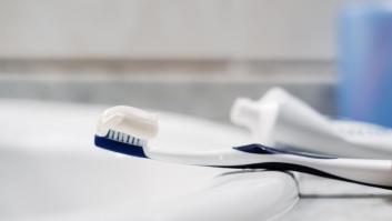 Estos son los ingredientes que debes evitar en una pasta de dientes, según una odontóloga