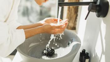 Una experta en limpieza de piel advierte a los que ven suficiente lavarse la cara por la mañana solo con agua