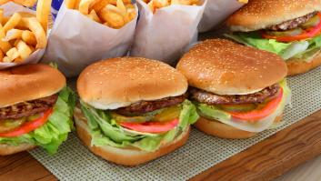 Pide un hamburguesa "solo con queso y bacón", se va a casa con ella y al ver lo que le han metido tiene que volver: inaudito