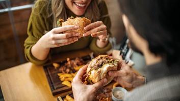 Un médico avisa: si vas a un restaurante y al pedir una hamburguesa te preguntan esto deberías irte