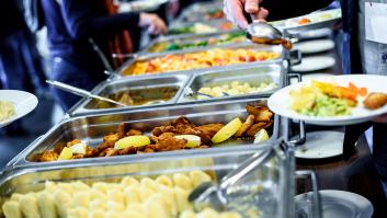 Va al buffet libre del hotel y se encuentra una paella que haría llorar a muchos valencianos