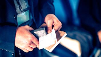 Se sube al tren para llegar a tiempo a quimioterapia, no paga el billete a tiempo y le toca el peor revisor posible