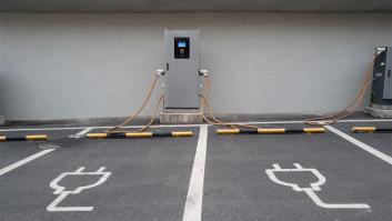 El Tribunal sorprende al retirar la multa de más de 400 euros a un conductor que aparcó ilegalmente en una estación de carga de coches eléctricos