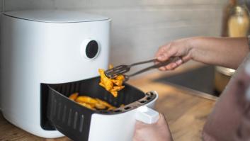 Muchos lo hacen mal y no lo saben: el error que cometemos todos al limpiar la freidora de aire