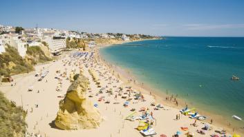 Los niños cavan agujeros de metros de profundidad en la playa y la policía aparece rápidamente para clausurar la "obra"