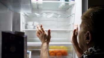 Dos ancianos solitarios con dolencias piden ayuda para llenar su nevera, llaman a la puerta y es una patrulla