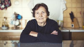 Una jubilada de 80 años construye su propia casa en solo 3 meses con unos costes mínimos: "La gente se para a admirarla"