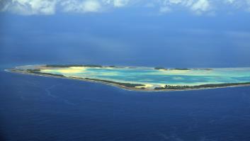 Una isla está siendo tragada lentamente por el mar y deciden quién puede viajar a ella con un sorteo