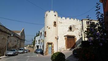 Los vecinos de un lado de la acera de esta calle son de Tarragona y los de la enfrente de Barcelona