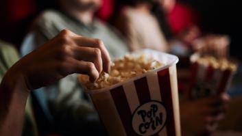 Va al cine, le toca sentarse junto a una pareja que no dejaba de hablar y el desenlace es de película de Netflix