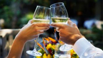 Ni hielos ni nevera: así puedes enfriar el vino en minutos este verano