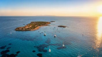 La extraña isla privada en la costa de este país de Europa que pertenece a un conductor de autobús jubilado