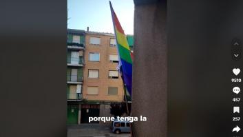 Cuelga la bandera arcoíris en el balcón y lo que le ocurre pone de manifiesto que todavía hay mucho que recorrer