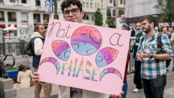 "A todos nos han dicho eso de 'en realidad eres gay, pero no quieres salir del armario": la invisibilización de los hombres bisexuales