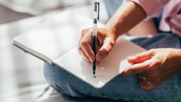 Cotillea el diario de su marido y se queda confundida al ver algo extraño en todas sus páginas: no tiene nada que ver con el contenido