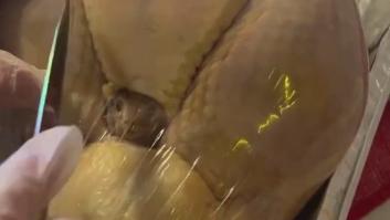 Ironiza con la desagradable sorpresa que se encuentra al comprar un pollo envasado: "Tiene doble proteína"