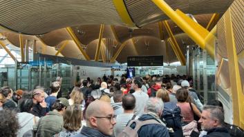 Colapso y largas colas de pasajeros en la terminal 4 del aeropuerto Adolfo Suárez Madrid-Barajas