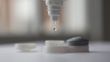 Sanidad retira dos lotes de un líquido de limpieza de lentillas por riesgo de lesiones