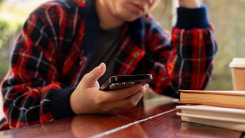 El alumno usa el móvil en clase, el profesor le denuncia y la justicia llama a la puerta con un diagnóstico revelador