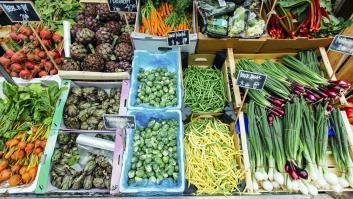 Pilla a una ladrona robando en su puesto, entra en su coche para detenerla y ve al niño: "Mi madre es una ladrona"