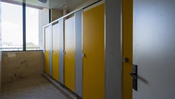 Un estudiante salta por la ventana del baño por miedo, acude la alcaldesa y descubre las clases en la oscuridad